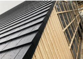 Fassadenbekleidung eines neumodernen Stadels – Detail